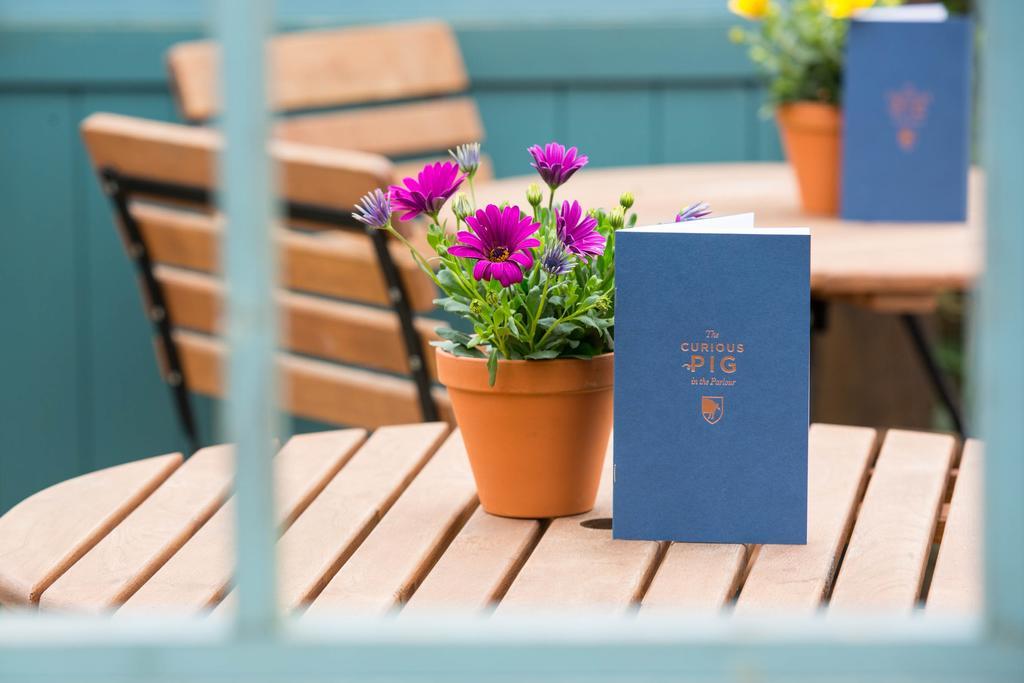 The Curious Pig In The Parlour Hotel Burstow ภายนอก รูปภาพ