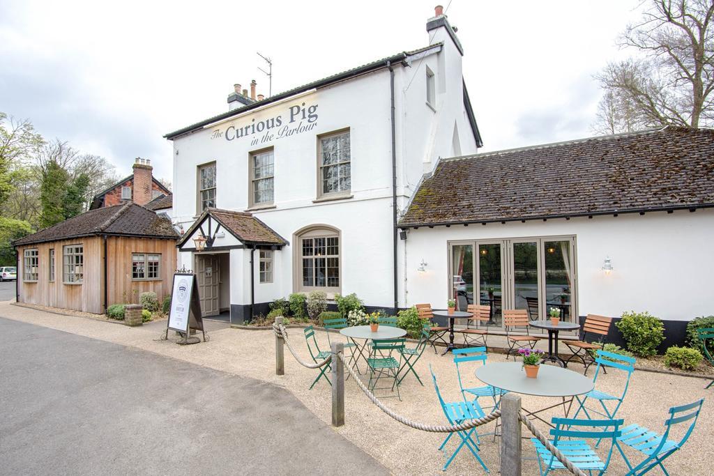 The Curious Pig In The Parlour Hotel Burstow ภายนอก รูปภาพ