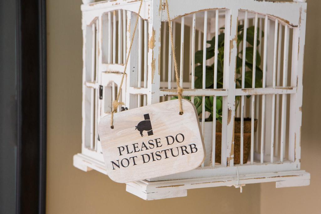 The Curious Pig In The Parlour Hotel Burstow ภายนอก รูปภาพ