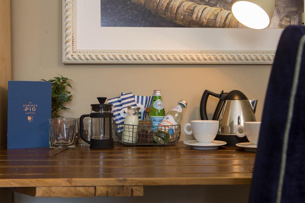 The Curious Pig In The Parlour Hotel Burstow ภายนอก รูปภาพ