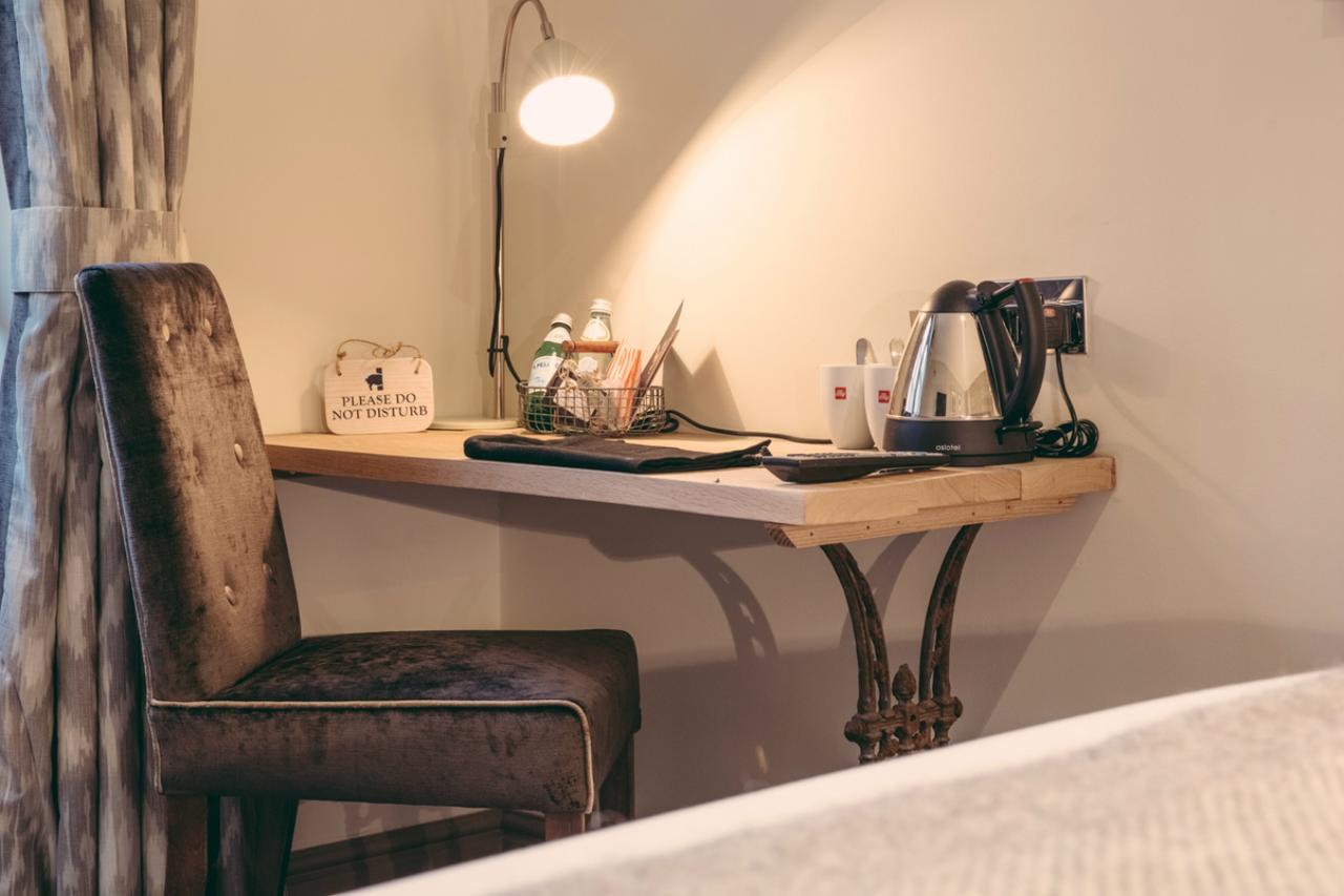 The Curious Pig In The Parlour Hotel Burstow ภายนอก รูปภาพ