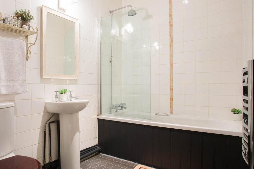 The Curious Pig In The Parlour Hotel Burstow ภายนอก รูปภาพ